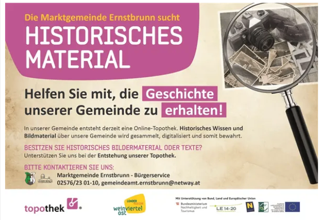 Ein Werbeplakat der Marktgemeinde Ernstbrunn sucht historisches Material. Es ermutigt die Gemeinschaft, ihre Geschichte zu bewahren. Der Text wird von einer Lupe und einer Kamera begleitet. Die Gemeinde kann historische Bilder oder Texte einreichen. Kontaktinformationen werden bereitgestellt.
