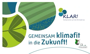 Ein Plakat mit grünen und blauen Formen und dem Text 'Gemeinsam klimafit in die Zukunft!' in fetten Buchstaben. Das Logo 'KLAR!' ist prominent angezeigt.