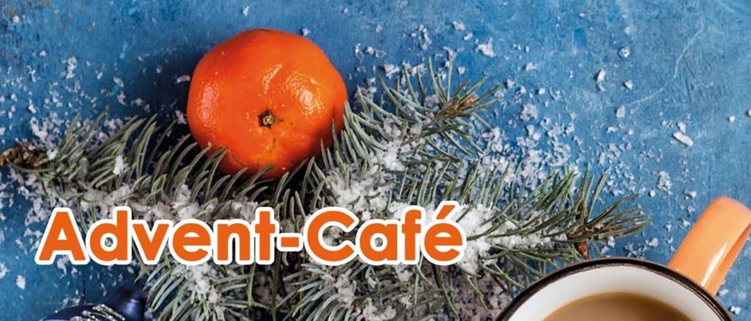 Ein Plakat für das Advent-Café am 30. November 2025 um 17:30 Uhr in Ernstbrunn. Es zeigt eine Tasse Kaffee, eine Orange und Weihnachtskugeln. Musikalische Leitung von Oscar Mauricio Carillo Viveros. Eintritt frei.