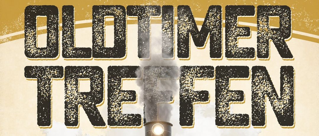 Plakat mit einer großen schwarzen Dampflokomotive mit der Nummer 52484, umgeben von Oldtimern und modernen Autos, Traktoren und Militärfahrzeugen vor einem verschneiten Hintergrund.