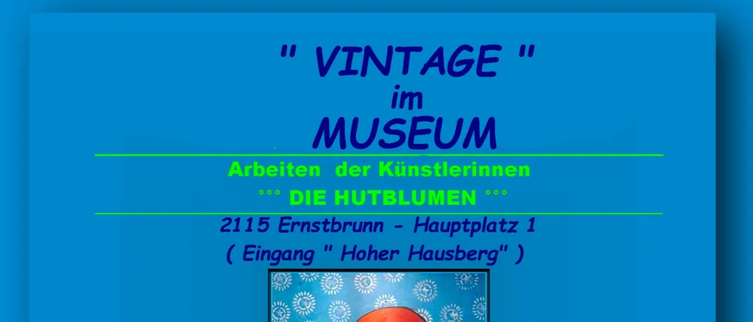 Plakat für eine Vintage-Kunstausstellung auf dem Hauptplatz 1 in Ernstbrunn. Das Plakat zeigt ein Gemälde einer Frau in einem roten Hut mit einer Rose, umgeben von dekorativen Mustern. Die Veranstaltung trägt den Titel 'Vintage im Museum' und wird von 'Die Hutblumen' organisiert. Die Ausstellungsdaten sind der 17. und 18. Oktober 2026 von 14:00 bis 18:00 Uhr. Die Namen der Künstler sind unter dem Gemälde aufgeführt.