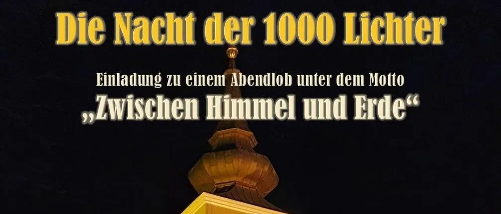 Eine gelbe Kirche mit einem beleuchteten Glockenturm bei Nacht, mit einer Veranstaltungsankündigung für einen Familienchorauftritt am 31. Oktober 2026 um 18 Uhr.