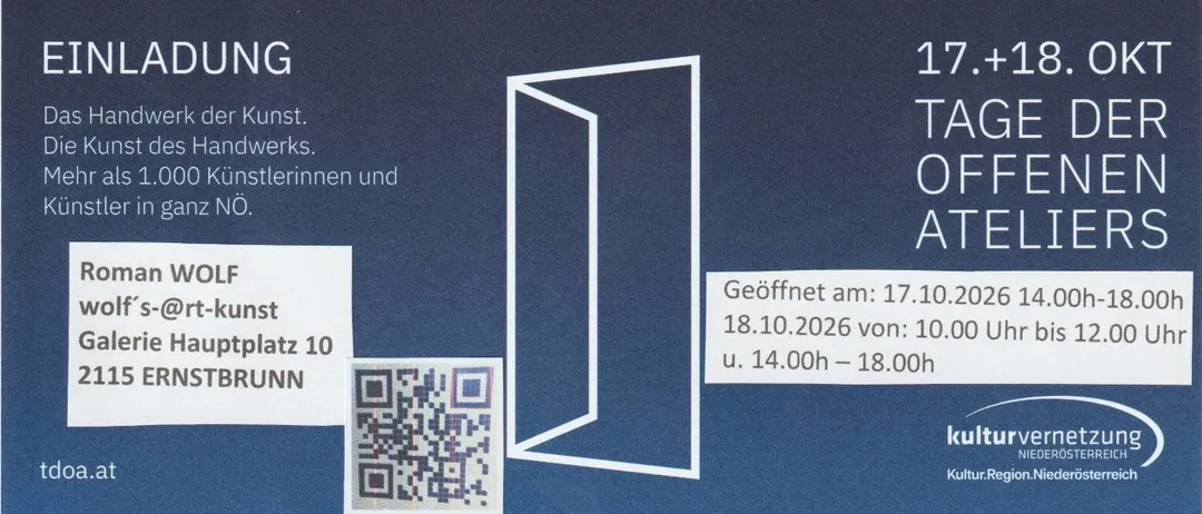 Ein blaues Schild mit weißem Text und einem QR-Code auf der linken Seite. Der Text lautet 'Geöffnet am: 17.10.' und '18.10.2026 von: 10.00 u. 14.00h - 18.00h.' Der QR-Code befindet sich in der unteren linken Ecke.
