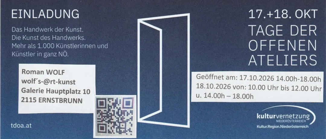 Plakat mit blauem Hintergrund, weißem Text und QR-Code. Es steht 'Geöffnet am 17.10. von 10:00 Uhr bis 18:00 Uhr.' Der Text 'Kunst. werkes. sterinnen und' ist teilweise sichtbar.