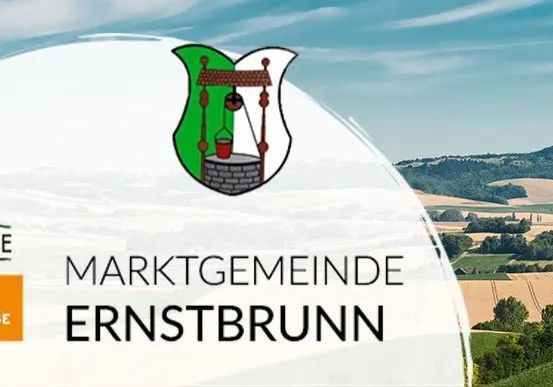 Bild enthält, Agriculture, Countryside, Field, Nature, Outdoors, Advertisement, Logo, Building, Hotel, Resort