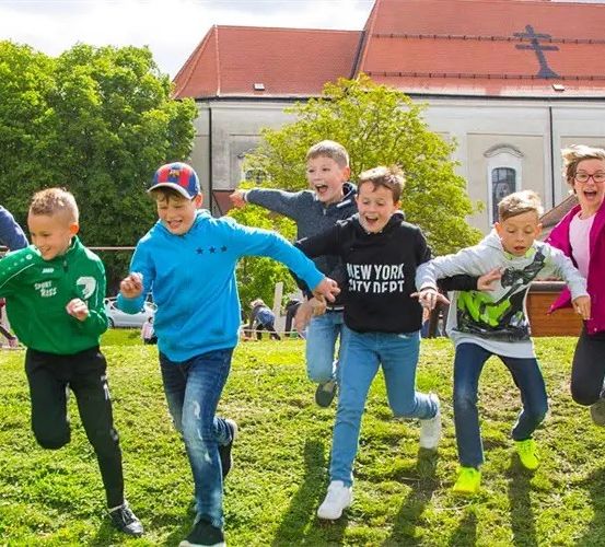 Bild enthält, People, Person, Boy, Child, Male, Footwear, Shoe, Car, Hat, Outdoors