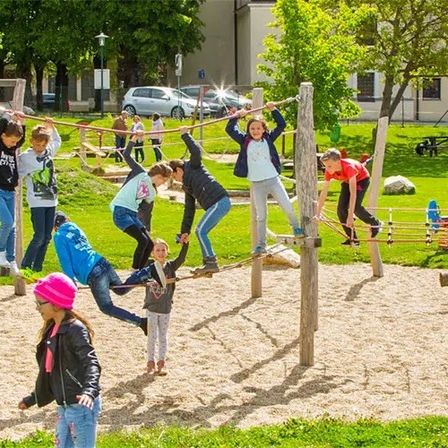 Bild enthält, Play Area, Outdoors, Person, People, Outdoor Play Area, Car, Vehicle, Grass, Plant, Shoe