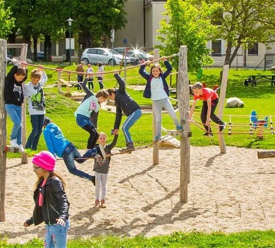 Bild enthält, Play Area, Outdoors, Person, People, Outdoor Play Area, Car, Vehicle, Grass, Plant, Shoe