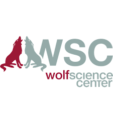 Das Logo des Wolf Science Centers zeigt zwei Wölfe, einen rot und einen grau, mit 'WSC' in großen grauen Buchstaben und 'wolf science center' darunter.