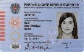 sterreichischer Personalausweis mit dem Bild einer Frau namens Maria Musterfrau, geboren am 31. Dezember 1981, mit Unterschrift, Datum 2010 und dem Text 'Personalausweis Republik Osterreich'.