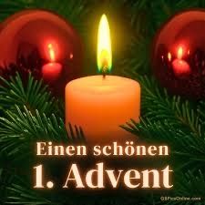 Eine brennende Kerze mit Tannenzweigen und roten Kugeln im Hintergrund. Über der Kerze steht 'Einen schönen 1. Advent' geschrieben.