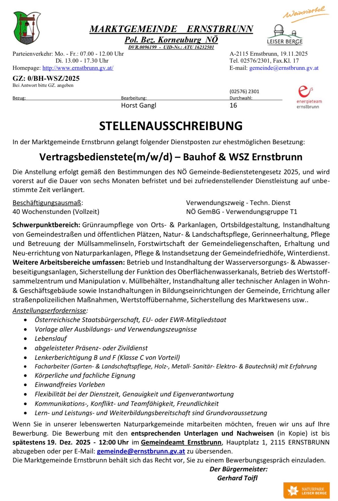 Das Bild zeigt eine Stellenausschreibung für Vertragsdienste in Ernstbrunn, Österreich. Es beschreibt den Arbeitsbereich, einschließlich der Pflege von Grünflächen, technischen Dienstleistungen und weiteren Aufgaben. Voraussetzungen sind österreichische Staatsbürgerschaft, bestimmte Zertifizierungen und relevante Erfahrung. Die Stelle ist zunächst auf sechs Monate befristet und kann bei zufriedenstellender Leistung verlängert werden.