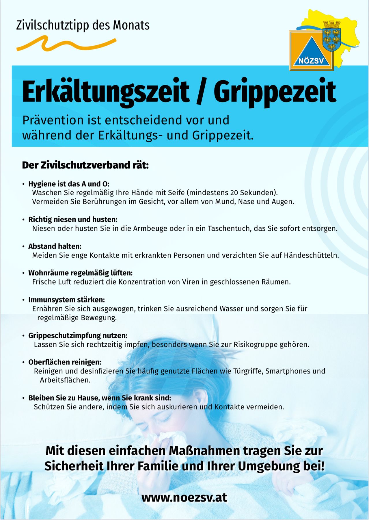 Das Bild zeigt ein blau-weißes Poster mit dem Titel 'Erkältungszeit / Grippezeit'. Es bietet Präventionstipps für die Erkältungszeit und Grippezeit. Wichtige Punkte sind regelmäßiges Händewaschen, Vermeidung von Gesichtskontakt, Verwendung von Ellenbogen oder Taschentüchern beim Niesen oder Husten, Abstand halten, Lüften von Wohnräumen, Stärkung des Immunsystems, Grippeimpfung, Reinigen von Oberflächen und das Zu-Hause-Bleiben, wenn man krank ist. Es wird empfohlen, andere zu schützen, indem man sich ausküsiert und Kontakte vermeidet.