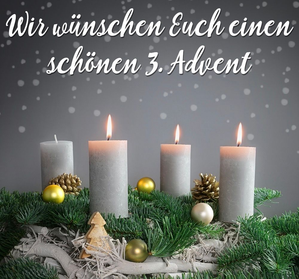 Ein Kranz mit vier Kerzen und Weihnachtsdekorationen. Die Kerzen sind angezündet, mit grauem Hintergrund und Schneeflocken. Der Text lautet: 'Wir wünschen Euch einen schönen 3. Advent.'