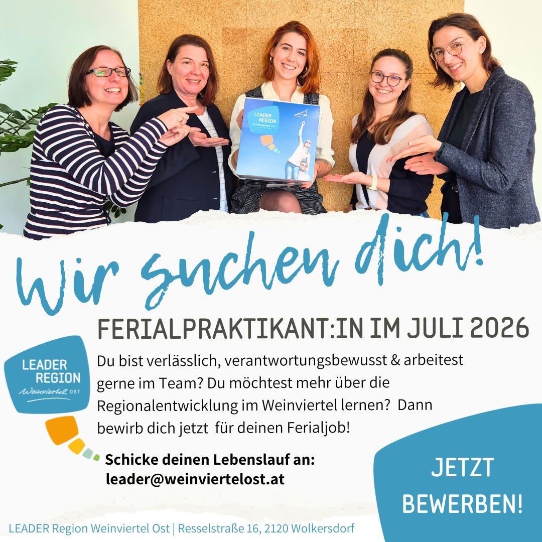 Fünf Frauen stehen zusammen und halten eine blaue Mappe. Sie lächeln und scheinen für ein Foto zu posieren. Der blaue Text oben lautet 'Wir suchen dich!' Das Bild ist ein Rekrutierungsposter für ein regionales Praktikum.