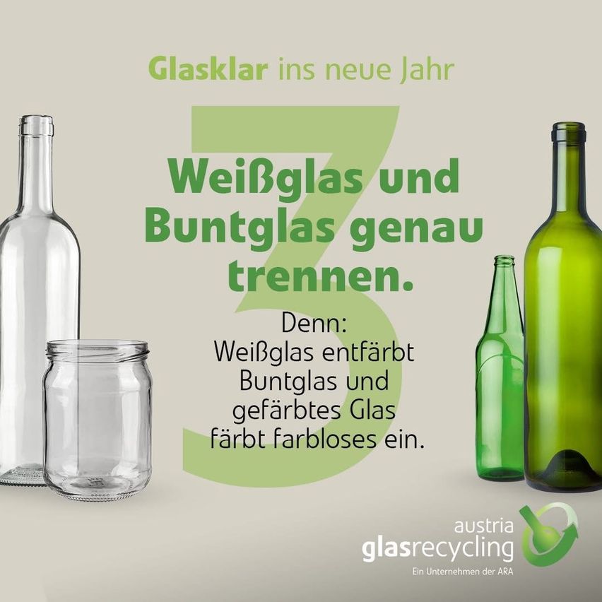 Das Bild betont die Wichtigkeit der Trennung von weißem und farbigem Glas für das Recycling. Es zeigt Flaschen und Gläser und unterstreicht die Notwendigkeit einer genauen Trennung.