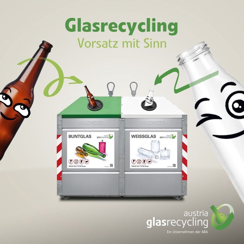 Eine Werbung für Glasrecycling zeigt zwei Behälter mit Beispielen für Glasartikel. Der linke Behälter ist für farbiges Glas und der rechte für klares Glas. Zwei Flaschen mit Augen und lächelnden Gesichtern veranschaulichen den Recyclingprozess.