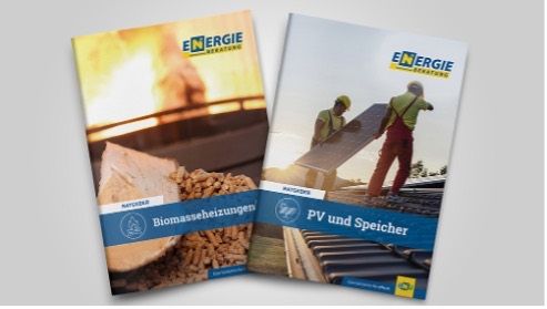 Zwei Broschüren nebeneinander dargestellt. Die linke Broschüre zeigt ein brennendes Feuer mit Text über Biomasseheizung. Die rechte Broschüre zeigt Arbeiter auf einem Dach mit Text über PV und Speicher.