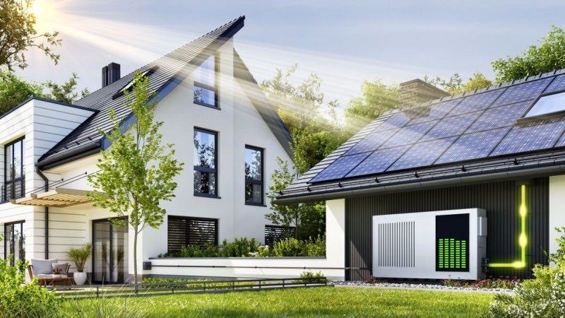 Zwei Häuser mit Solarpanelen, eines mit einem modernen Energiespeichersystem.