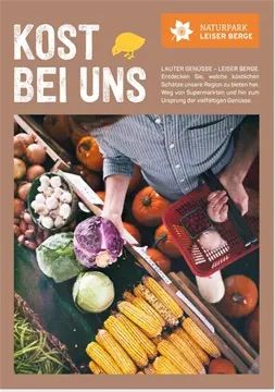 Das Poster zeigt einen Mann auf einem Markt, der Gemüse auswählt. Er hält einen Korb mit Kürbissen und anderem Gemüse. Der Text 'KOST BEI UNS' ist prominent angebracht.