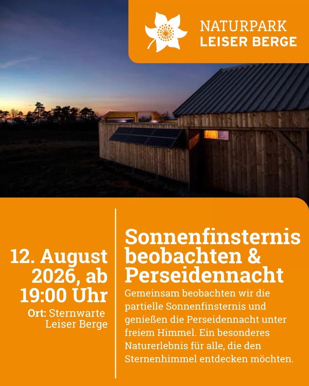 Ein Veranstaltungsposter für eine Sonnenfinsternisbeobachtung am 12. August 2026 um 19:00 in Sternwarte Leiser Berge. Das Poster zeigt ein Holzhaus mit Solarpanelen.