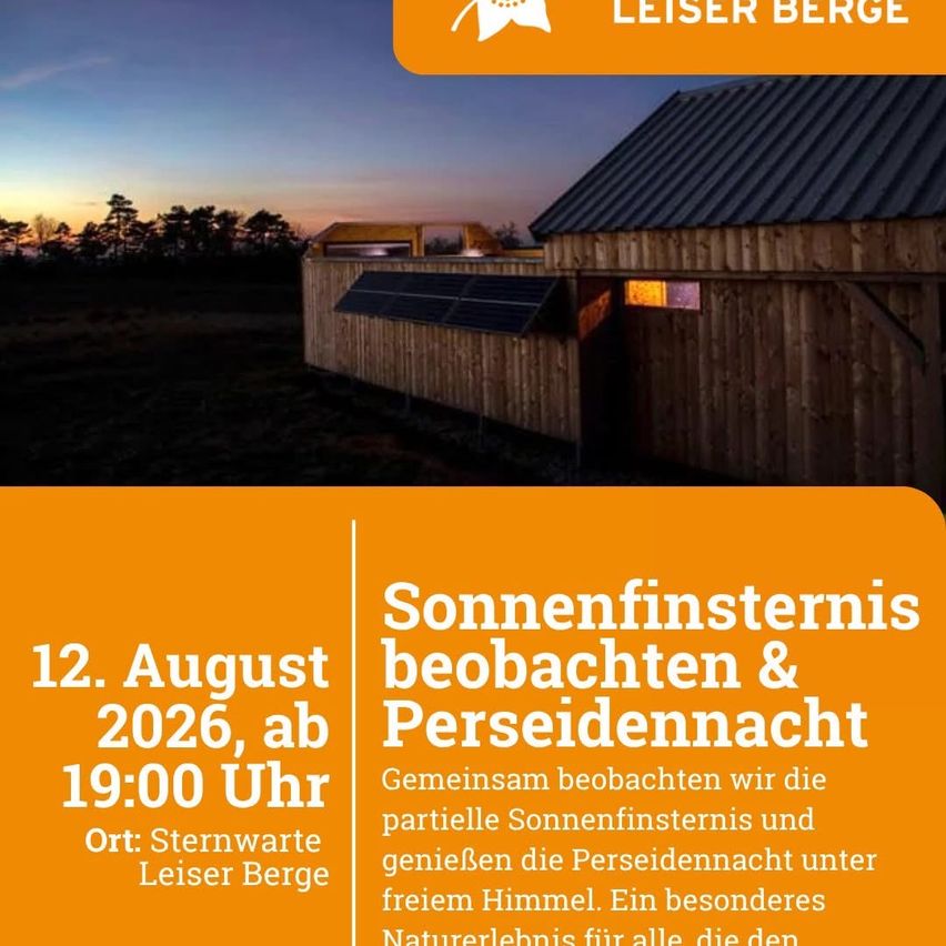 Plakat für eine Beobachtungsveranstaltung der partiellen Sonnenfinsternis am 12. August 2026 um 19:00 Uhr in Sternwarte Leiser Berge. Das Plakat zeigt eine Holzhütte mit Solarpanelen.