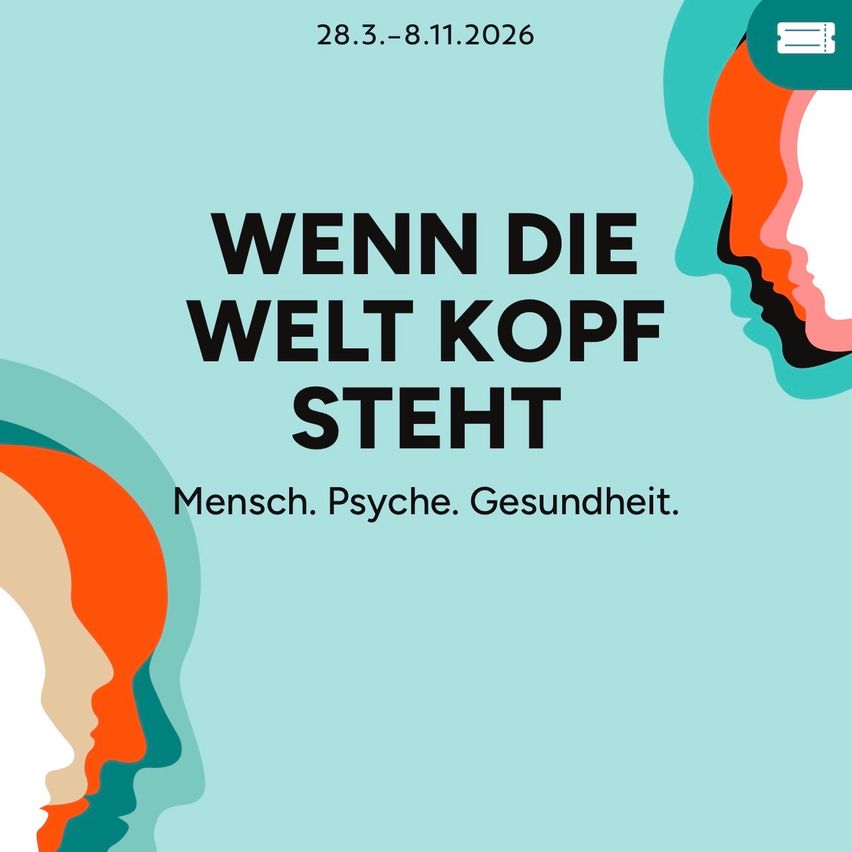 Plakat für eine Veranstaltung mit dem Titel 'Wenn die Welt Kopf Steht' mit einem blauen Hintergrund und abstrakten Silhouetten von menschlichen Köpfen. Die Veranstaltung läuft vom 28. März bis 8. November 2026.