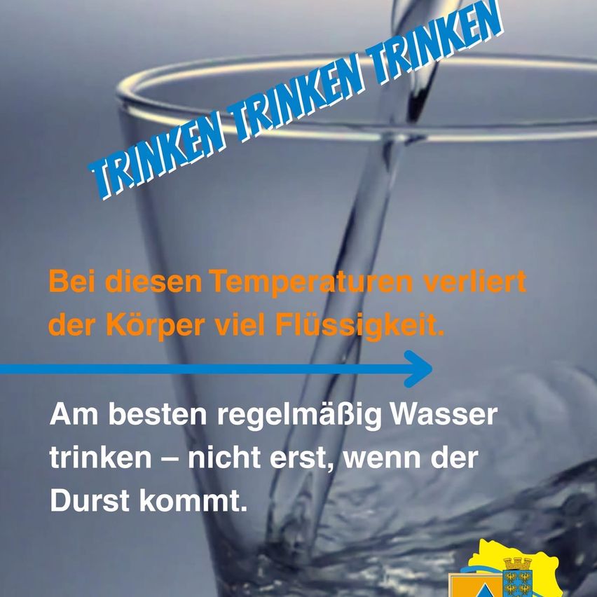 Ein Bild mit der Überschrift 'Trinken Trinken' zeigt ein Glas Wasser mit einem herabfallenden Wassertropfen. Es rät, regelmäßig Wasser zu trinken, nicht erst wenn Durst auftritt.