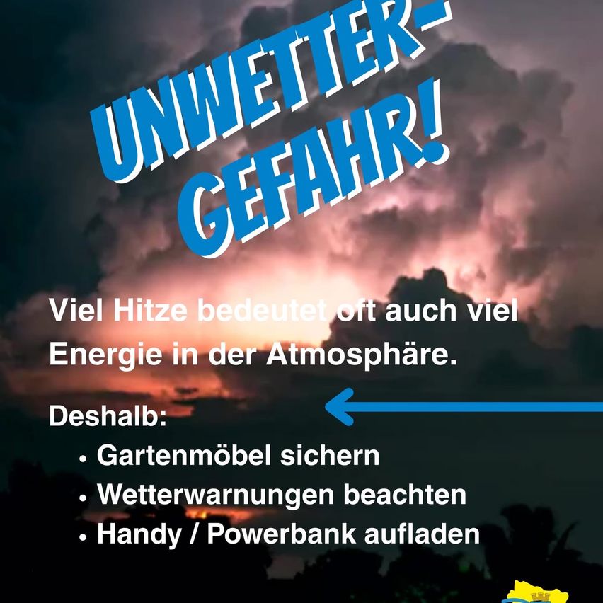 Ein Werbeplakat warnt vor schlechtem Wetter. Es listet das Sichern von Gartenmöbeln, das Beobachten von Wetterwarnungen und das Aufladen eines Powerbanks auf.