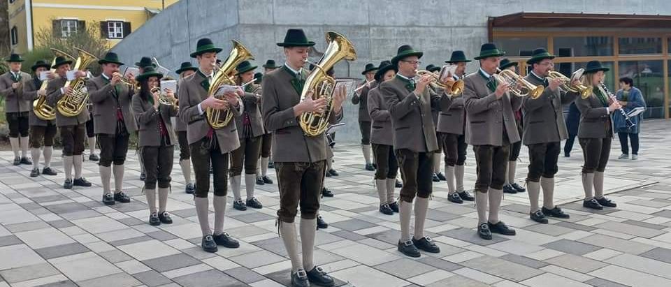 Bild enthält, People, Person, Group Performance, Music Band, Musician, Marching, Coat, Shorts