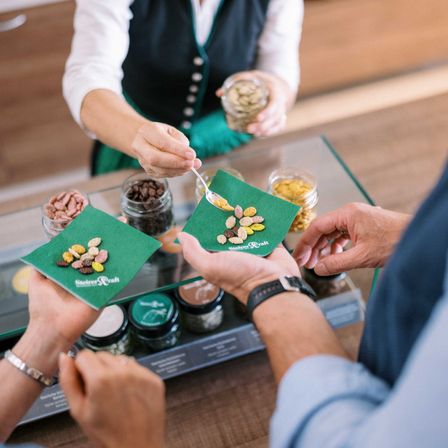 Bild enthält, Food Presentation, Wristwatch, Brunch, Adult, Female, Person, Woman, Baby, Male, Man