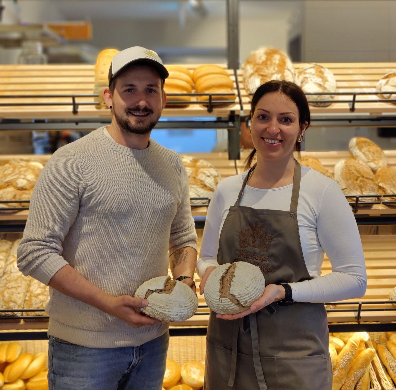 Bild enthält, Adult, Female, Person, Woman, Shop, Male, Man, Baseball Cap, Bakery, Bread