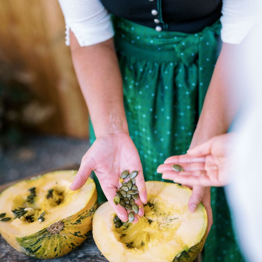 Bild enthält, Food, Fruit, Produce, Food Presentation, Adult, Female, Person, Woman, Clothing, Shorts