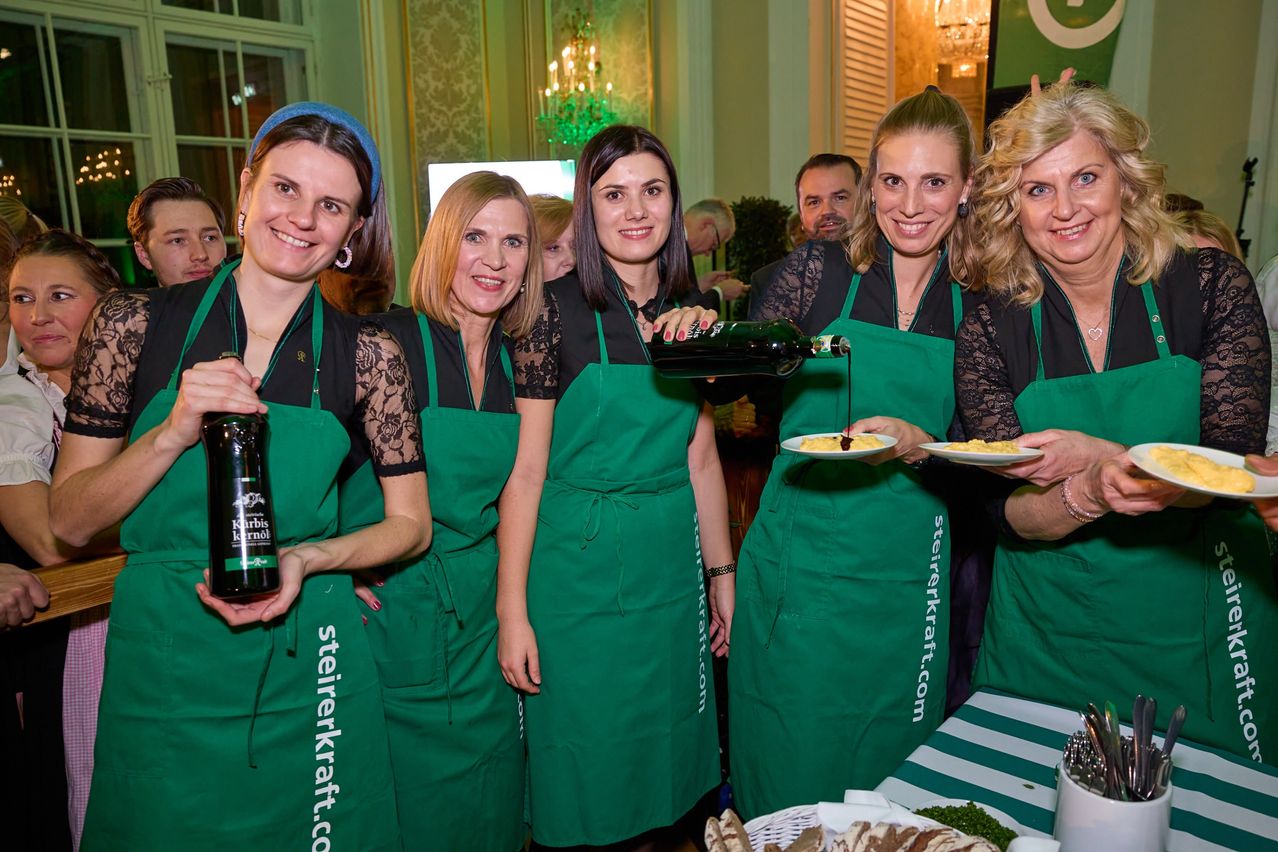 Bild enthält, Adult, Female, Person, Woman, Waiter, Face, Head