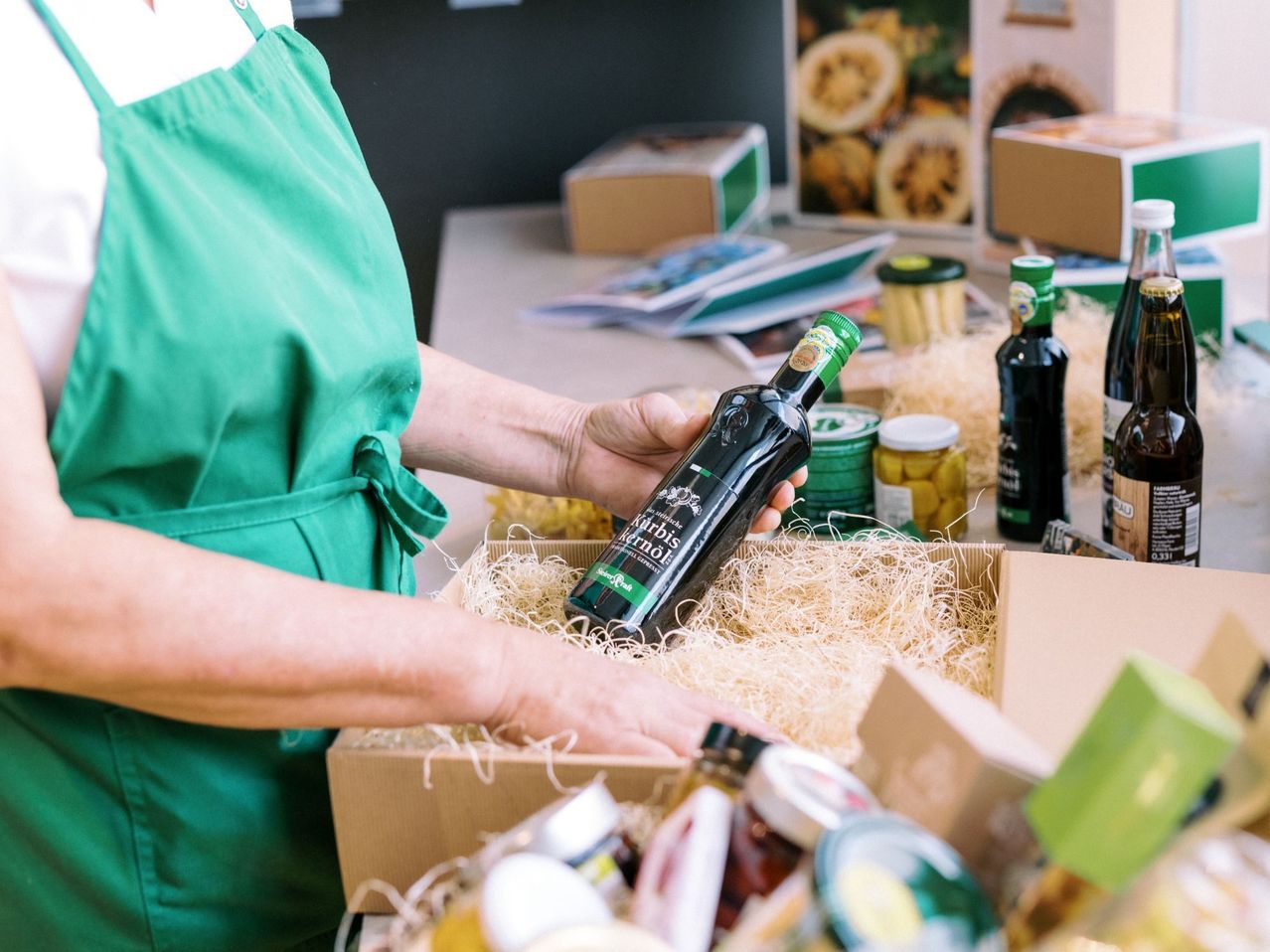 Bild enthält, Adult, Male, Man, Person, Kitchen Utensil, Bottle, Shaker, Grater