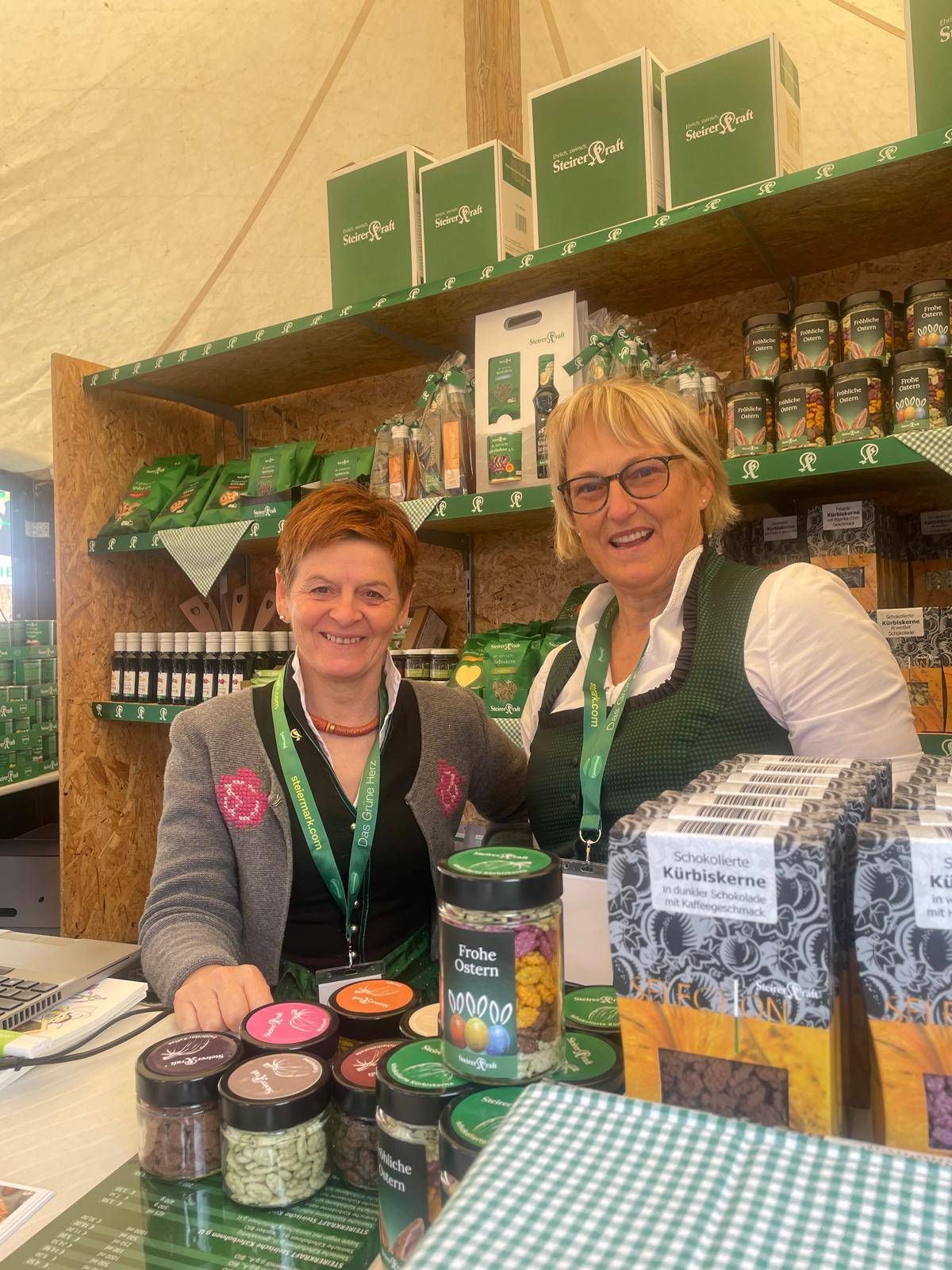 Bild enthält, Adult, Female, Person, Woman, Shelf, Shop, Face, Head, Glasses, Indoors