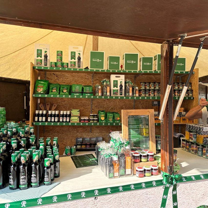 Bild enthält, Adult, Female, Person, Woman, Shop, Indoors, Face, Beer, Market, Grocery Store