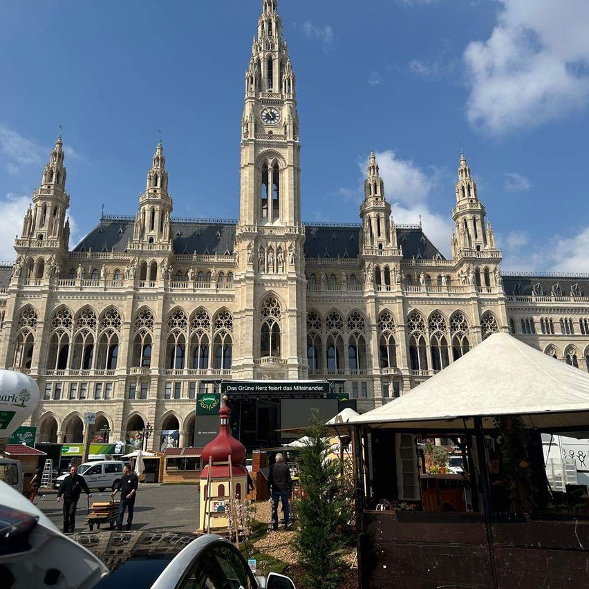 Bild enthält, Arch, Architecture, Gothic Arch, Building, Car, Transportation, Vehicle, Housing, Person, House