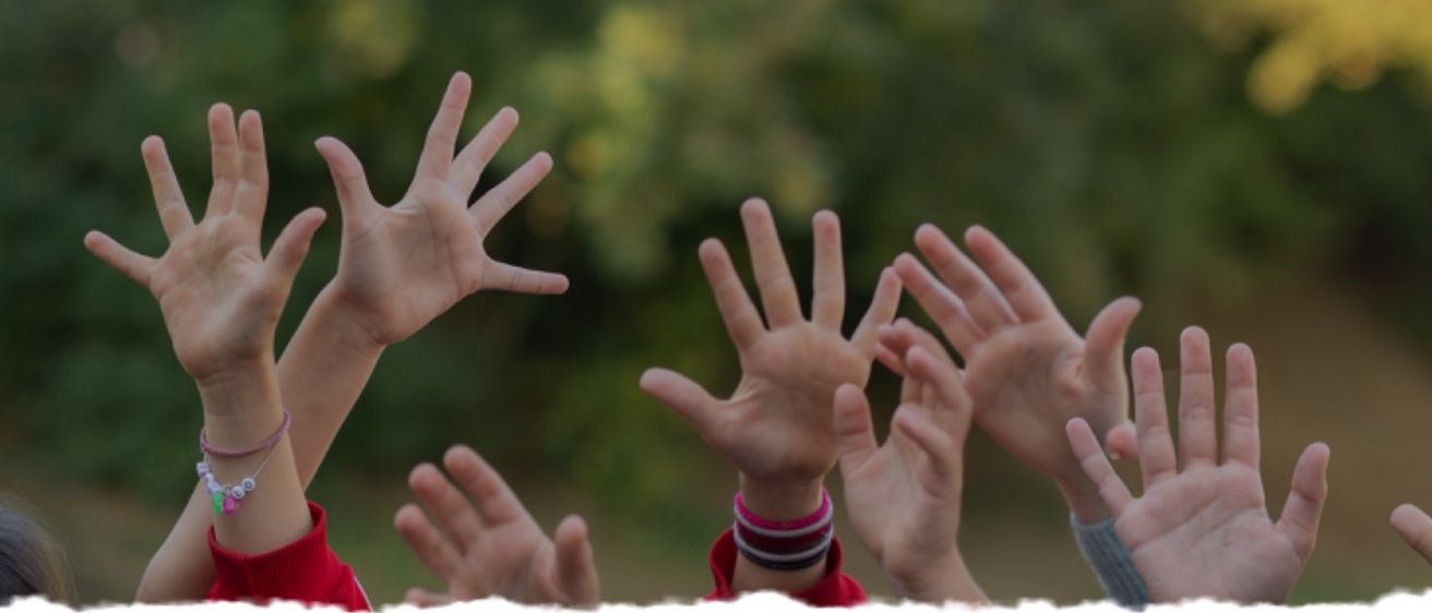 Bild enthält, Body Part, Finger, Hand, Person, Accessories, Bracelet, Jewelry