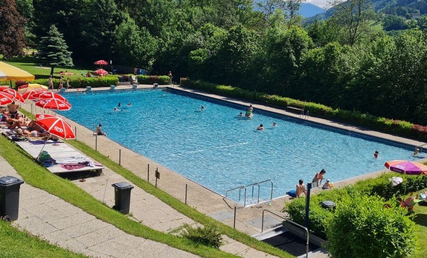 Bild enthält, Nature, Outdoors, Scenery, Summer, Pool, Water, Swimming Pool, Grass, Park, Tree