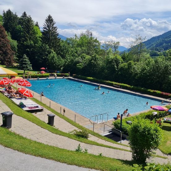 Bild enthält, Nature, Outdoors, Scenery, Summer, Pool, Water, Swimming Pool, Grass, Park, Tree