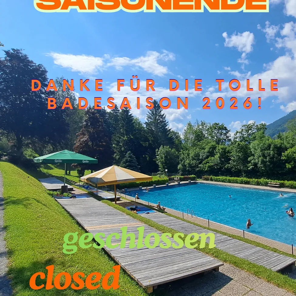 Ein Freibad mit Rasenfläche und Holzdeck, umgeben von Bäumen. Der Text lautet 'Danke für die tolle Badesaison 2026!' und 'geschlossen closed'.