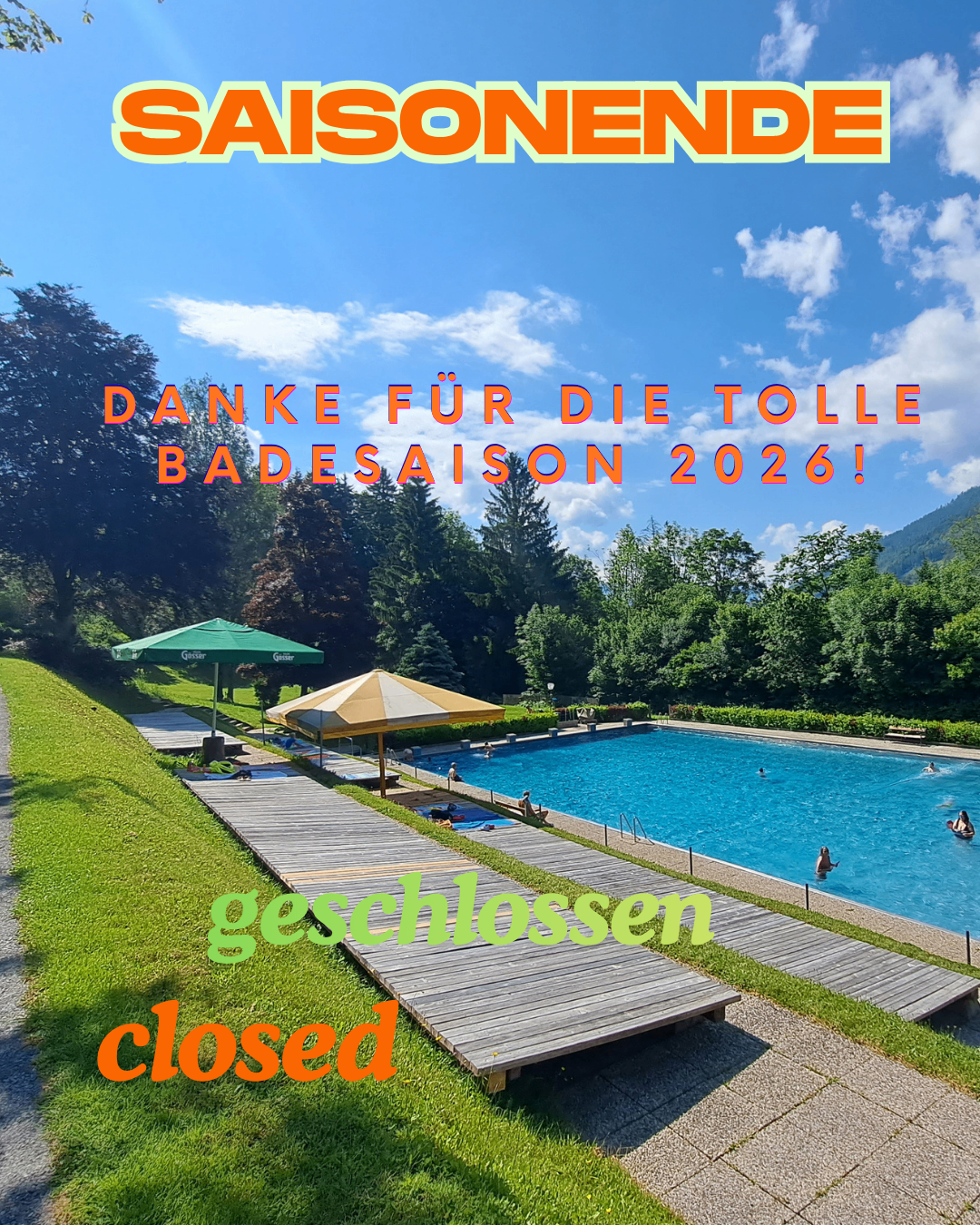 Ein Freibad mit Rasenfläche und Holzdeck, umgeben von Bäumen. Der Text lautet 'Danke für die tolle Badesaison 2026!' und 'geschlossen closed'.