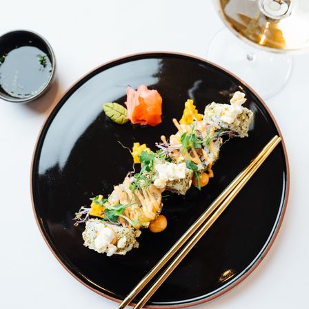 Bild enthält, Food, Food Presentation, Plate, Meal, Flower, Plant, Rose, Chopsticks, Dish