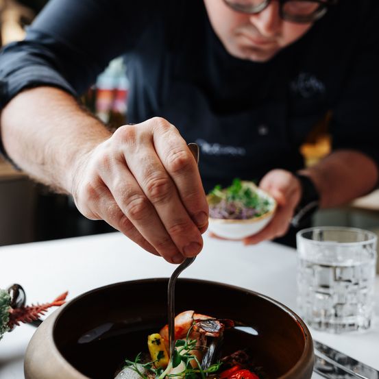 Bild enthält, Food, Food Presentation, Adult, Male, Man, Person, Face, Accessories, Glasses, Cooking