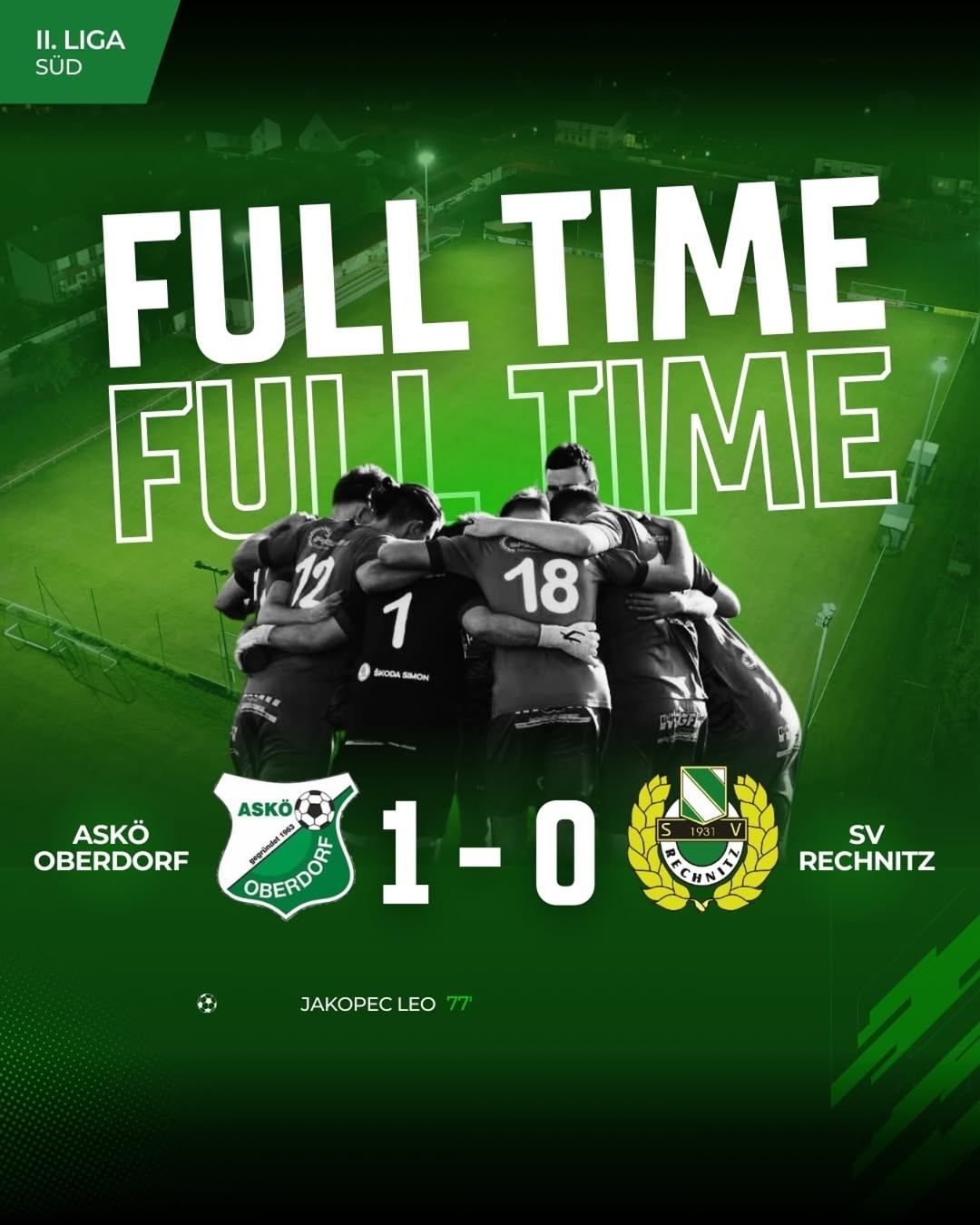 Plakat von Fußballspielern in Trikots, einer mit der Nummer 18, die sich auf einem Fußballfeld umarmen. Der Text VOLLZEIT VOLLZEIT ist in weißer Schrift geschrieben. Das Ergebnis lautet 1-0.