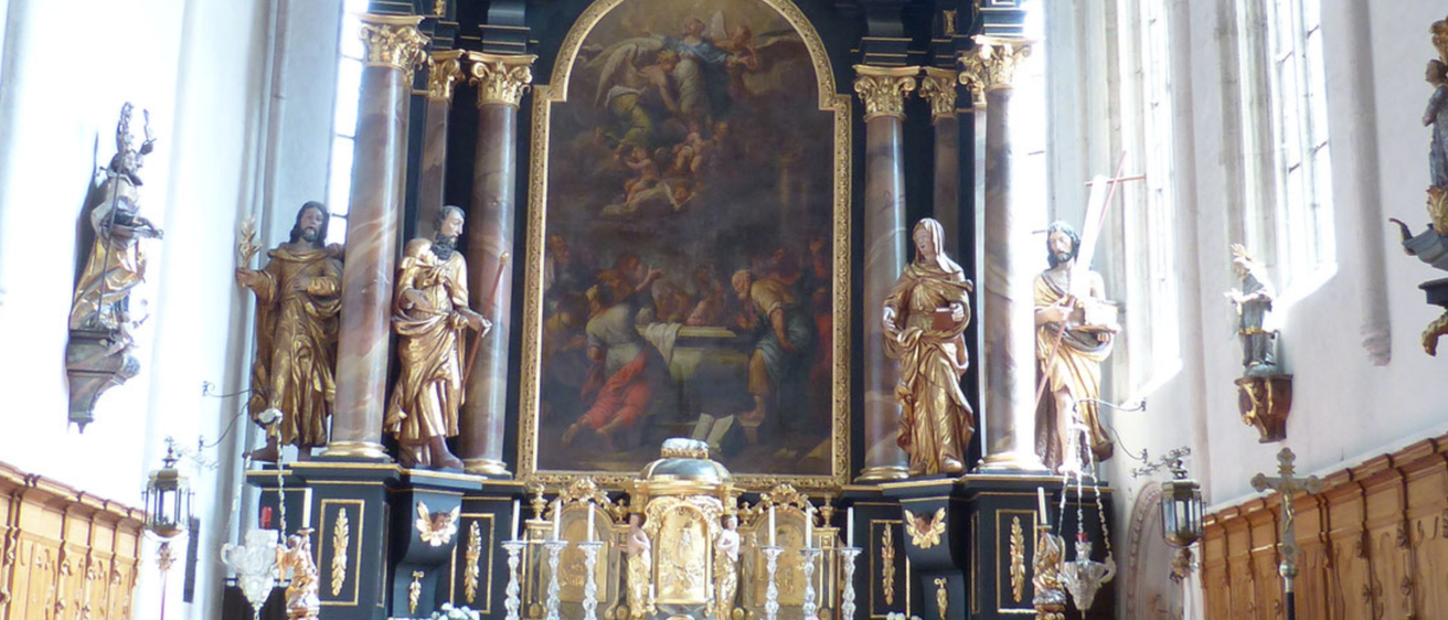Bild enthält, Altar, Architecture, Building, Church, Prayer, Person, Indoors