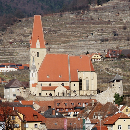 Bild enthält, Building, House, Housing, Roof, Tile Roof, Spire, Tower, Cityscape, Urban, Outdoors