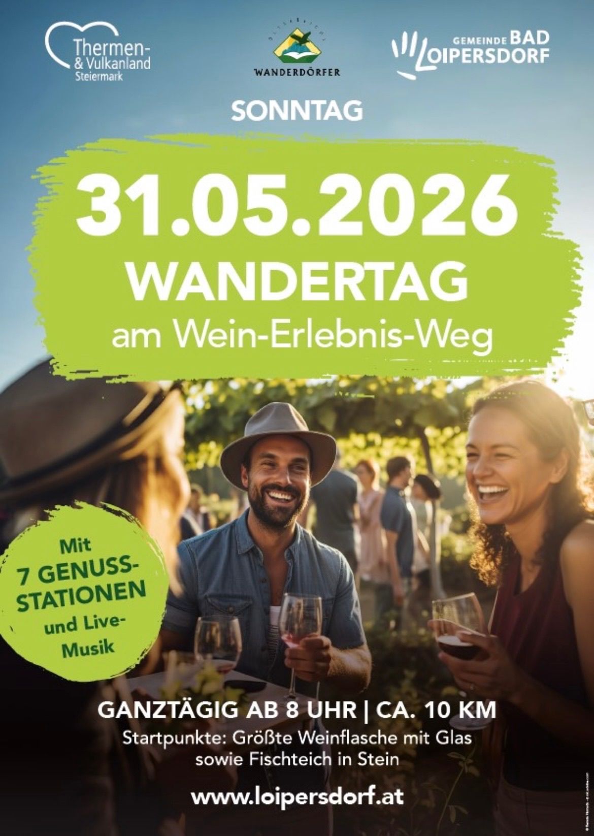 Ein Plakat bewirbt eine Wanderveranstaltung am 31.05.2026. Die Veranstaltung findet am Wein-Erlebnis-Weg statt. Es bietet sieben Verkostungsstationen, Live-Musik und dauert den ganzen Tag. Die Strecke ist ca. 10 km lang.