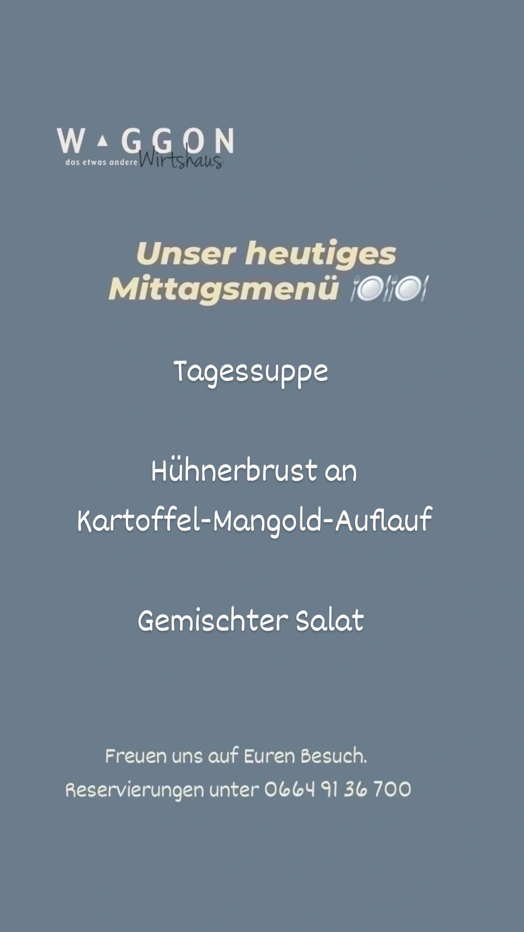 Ein Menü-Karte mit blauem Hintergrund zeigt die heutigen Mittagsgerichte: Hähnchenbrust mit Kartoffel-Mango-Salat und gemischter Salat.